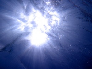 Zdjęcie światła spod powierzchni wody
